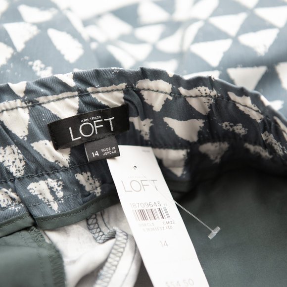 Loft Shorts Triangle Graphic Print Summer 4" Inseam Grey White Size 14 New - Picture 3 of 7
